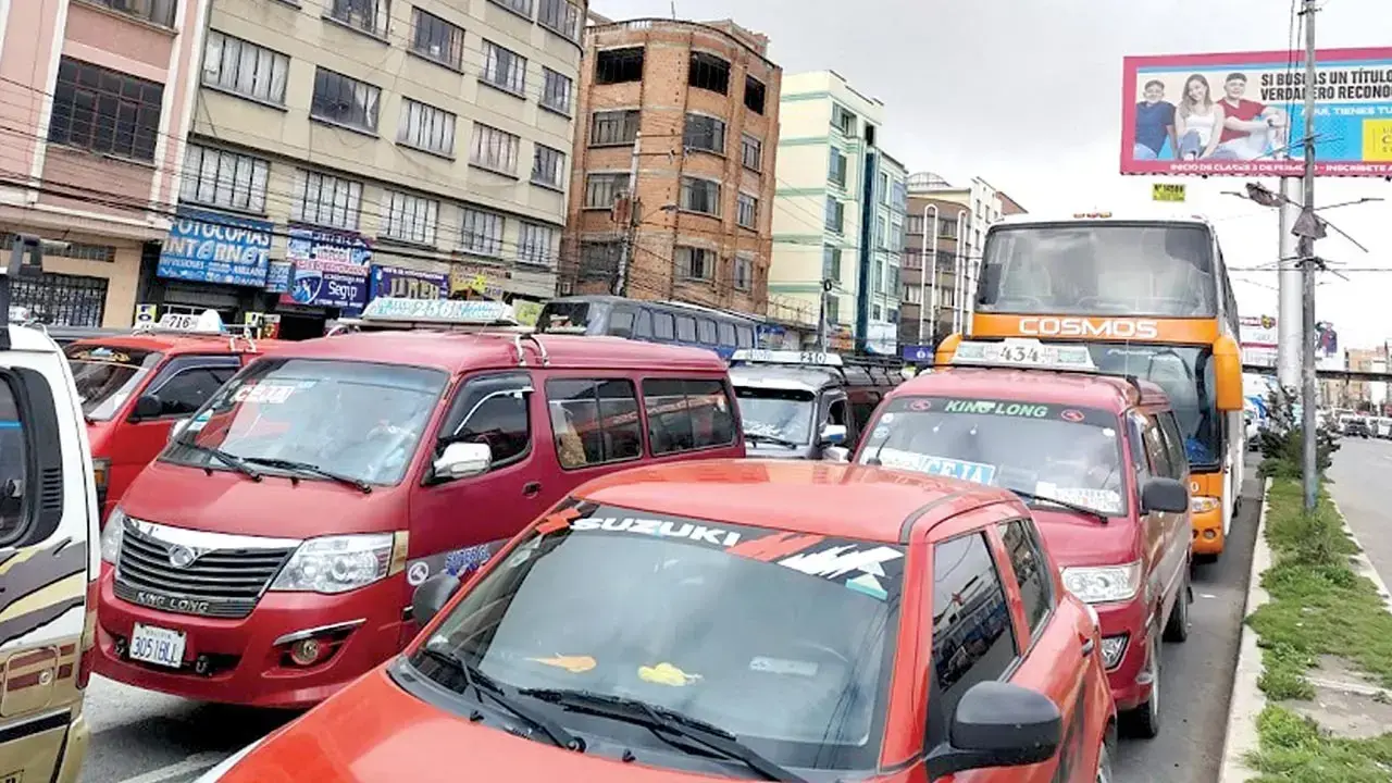 Imagen referencial de vehículos de transporte público en la ciudad de El Alto.