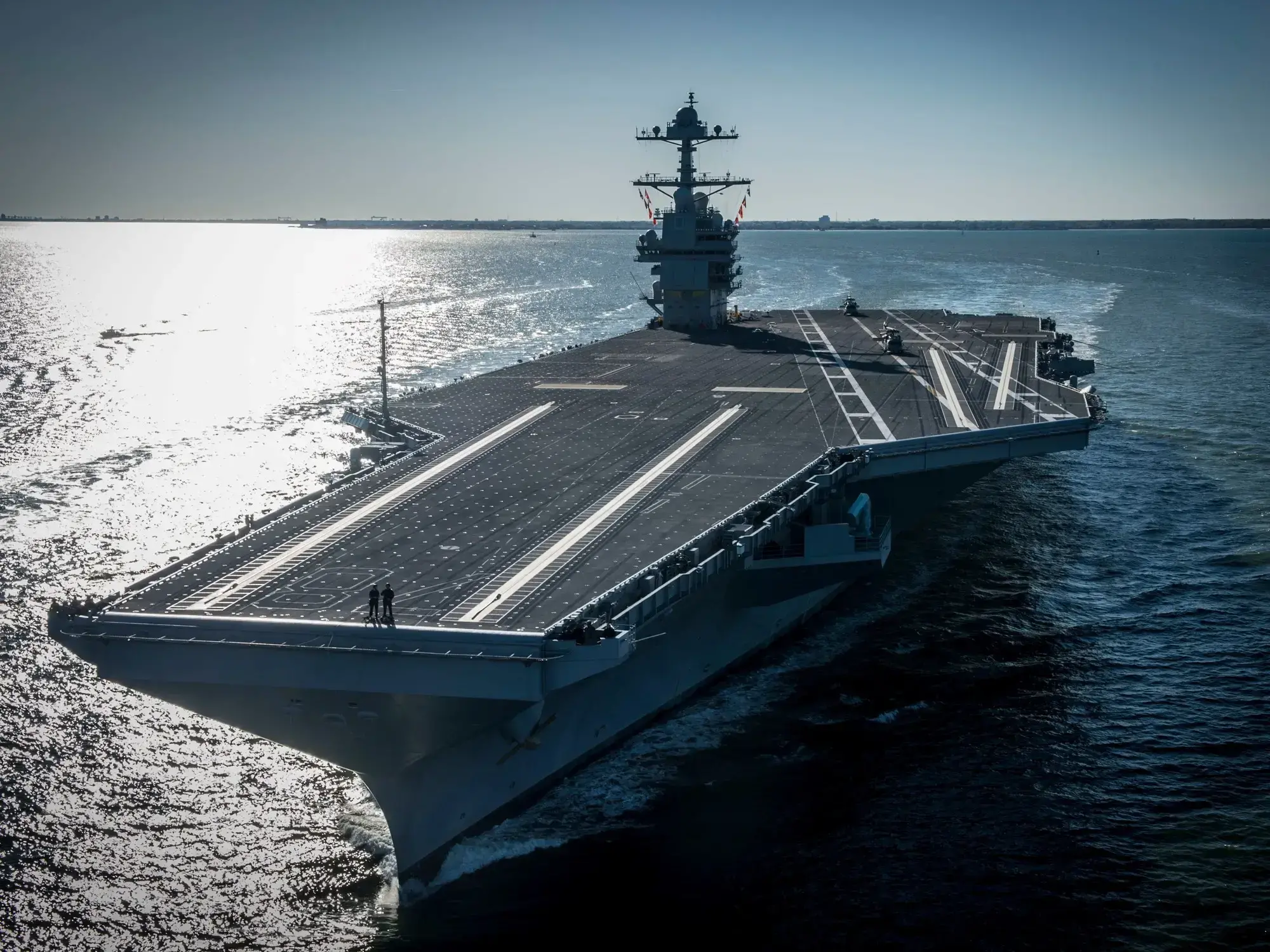 El USS Gerald Ford monta guardia en algún punto del Caribe.