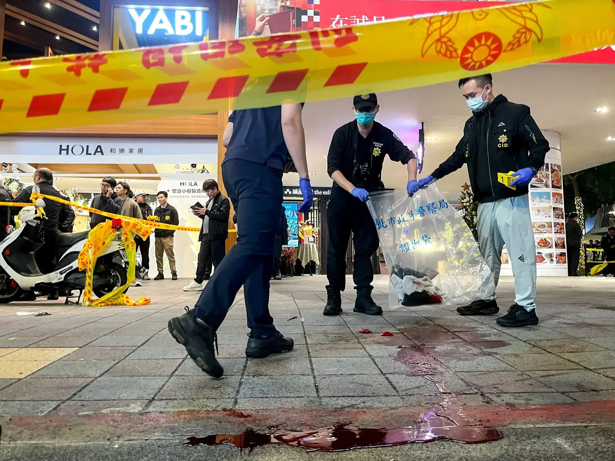 Los investigadores analizan la escena tras el ataque con cuchillo en Taiwán.