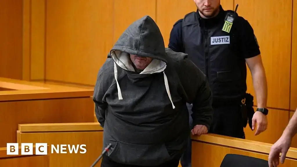 Fernando P siendo escoltado al tribunal regional de Aachen, Alemania occidental.