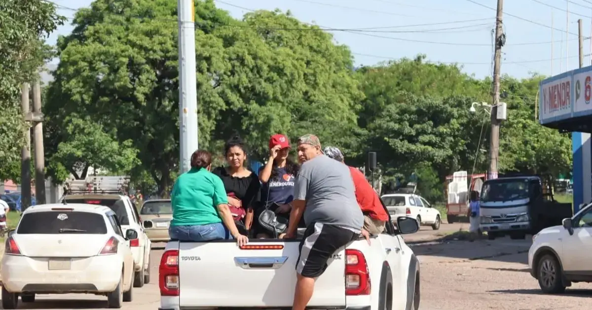 Vehículos adaptados transportan pasajeros en la Ramada.