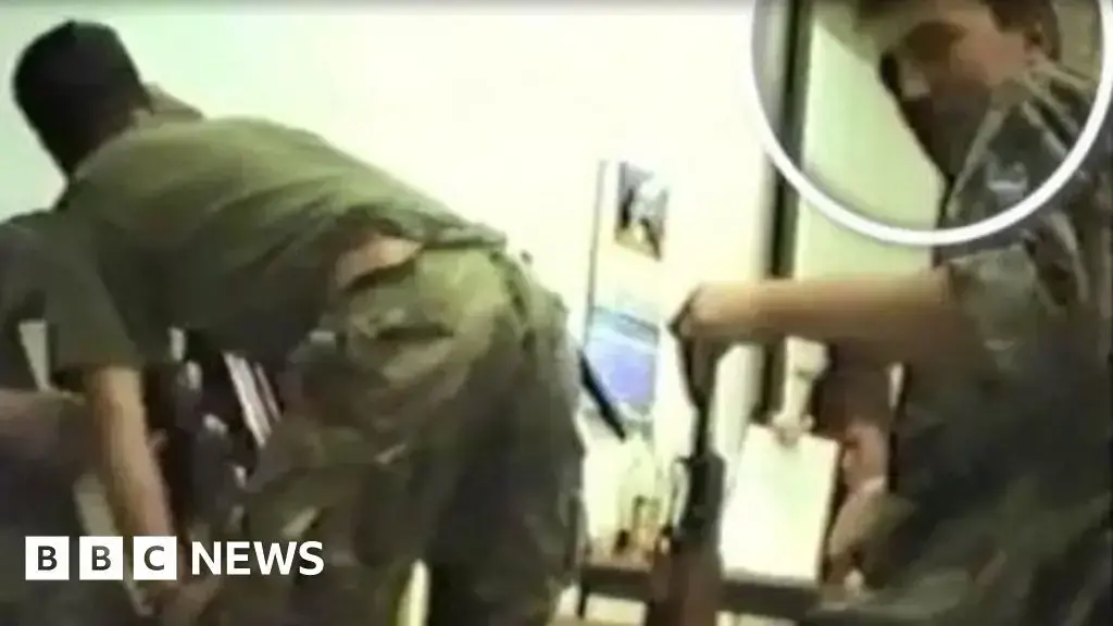 Foto de archivo de Kemal Mrndzic (derecha) en 1992, publicada por Inmigración y Control de Aduanas de EE.UU.