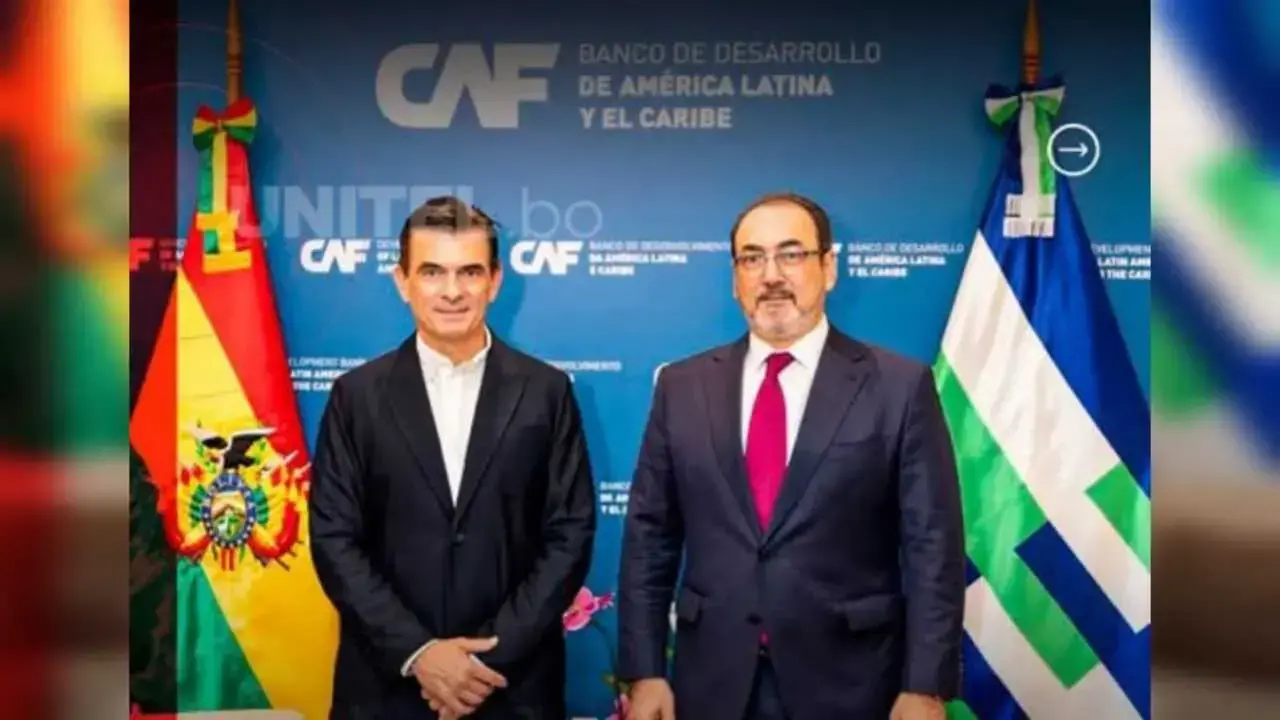 El presidente ejecutivo de CAF, Sergio Díaz Granados, y el presidente Rodrigo Paz.
