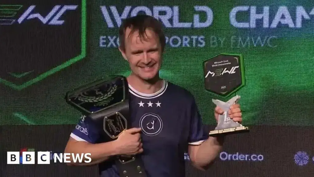 Diarmuid Early, ganador del Campeonato Mundial de Excel 2025, compite en el escenario de Las Vegas.