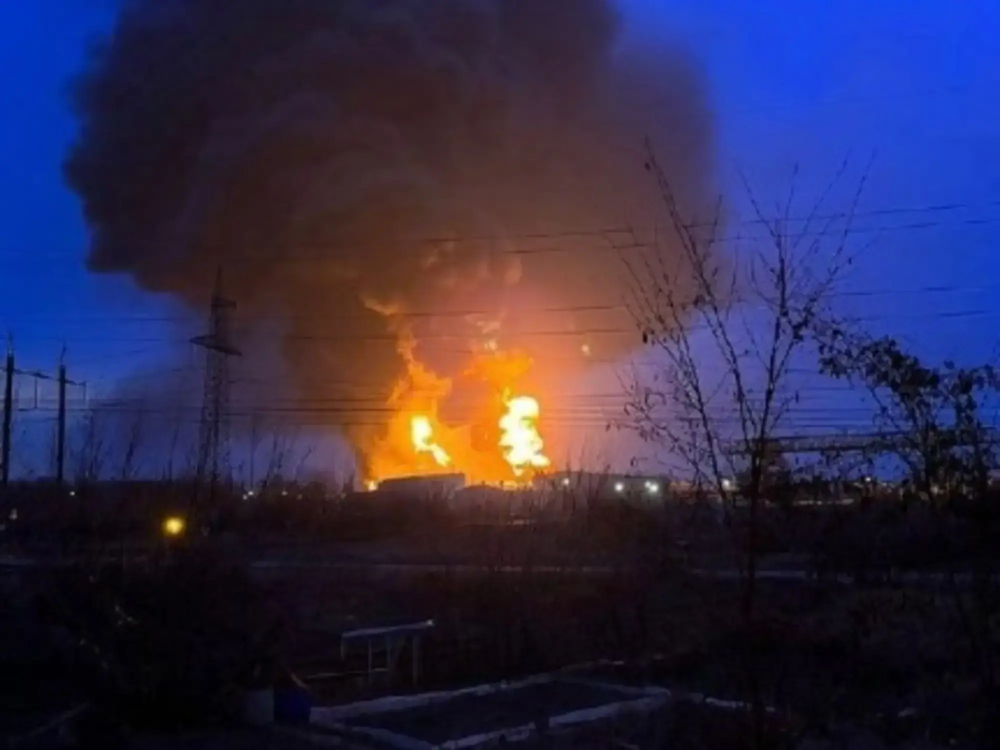 Foto de un depósito de petróleo atacado en Rusia.