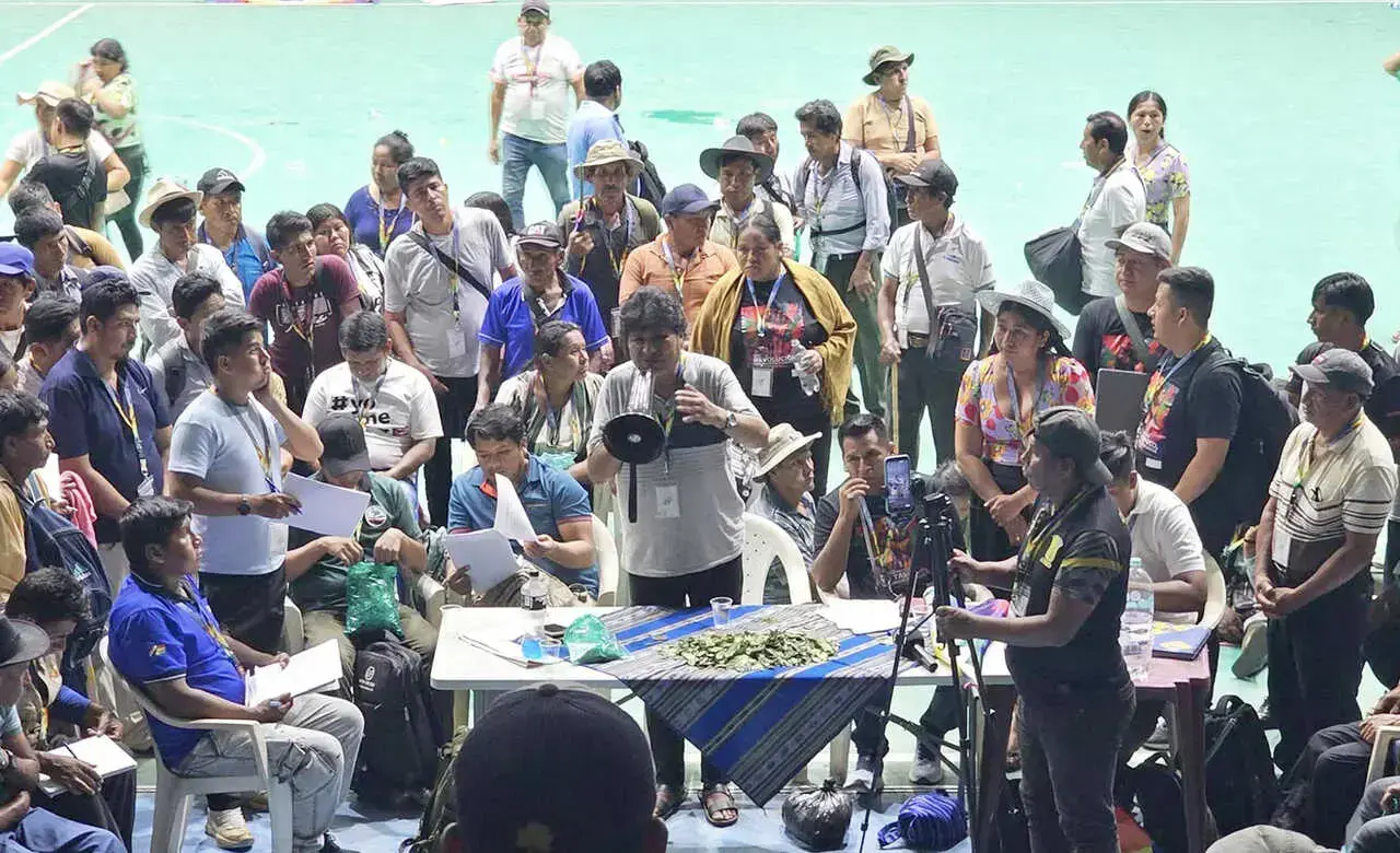 Evo Morales junto a sus seguidores en un congreso ayer en el Trópico.
