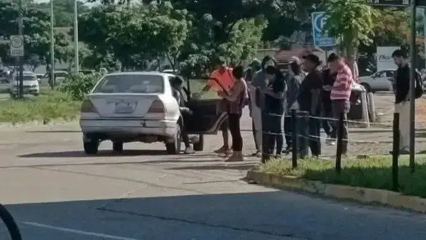 Cruceños se trasladan en vehículos particulares durante el paro.