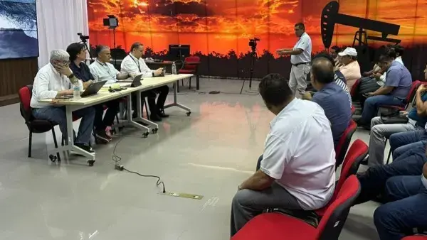 Reunión entre el gobierno y los dirigentes del transporte pesado.