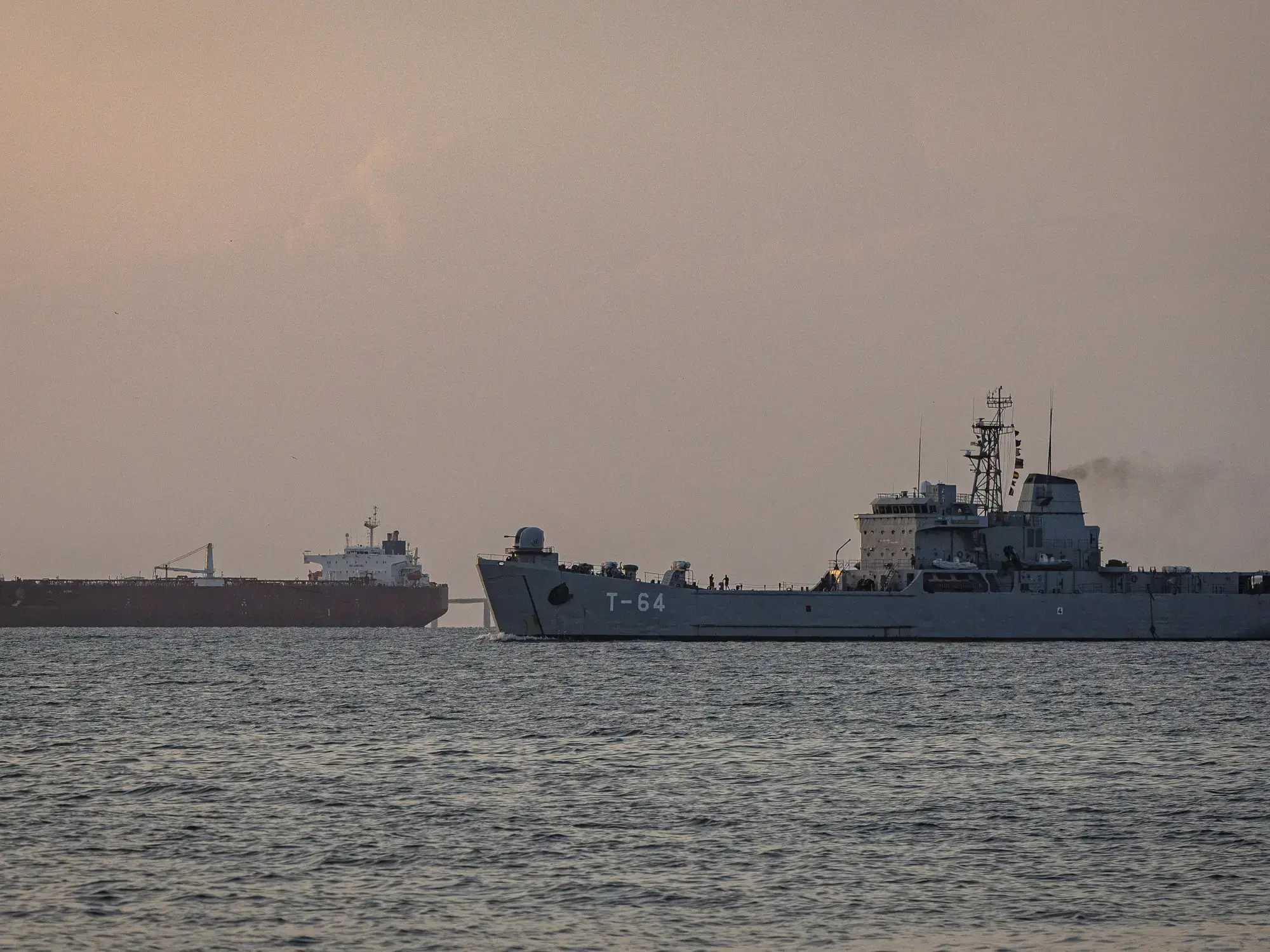 Fotografía de un buque de patrulla naval de la Armada desde el malecón del Lago de Maracaibo.