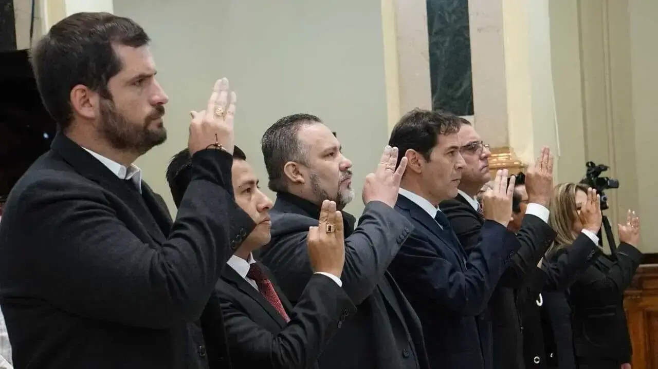 Posesión de los seis nuevos vocales del TSE.