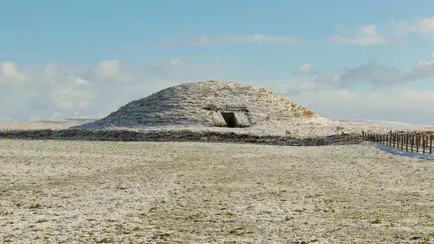 La tumba de Maeshowe en Orkney es un cairn funerario creado alrededor del 2800 a.C.