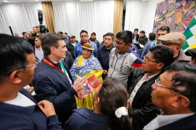 El presidente Rodrigo Paz en reunión con dirigentes de juntas vecinales.