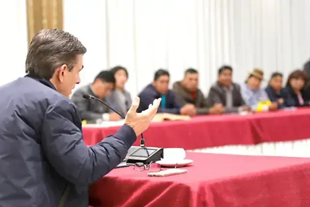 El presidente Rodrigo Paz durante una reunión con mineros auríferos.