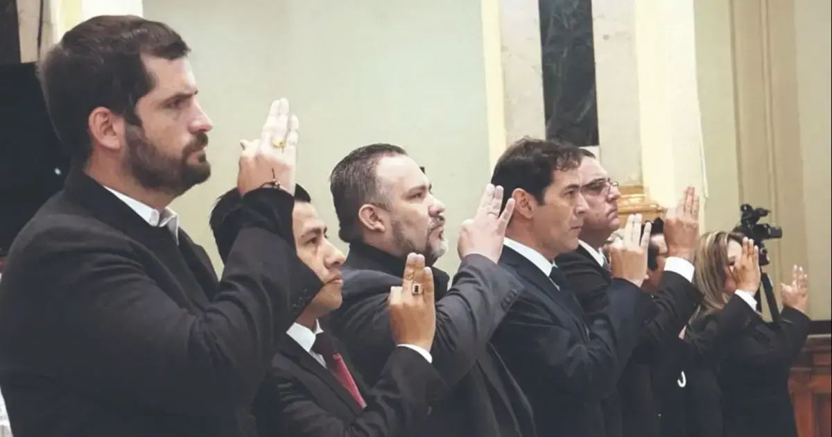 Posesion de los nuevos vocales del TSE