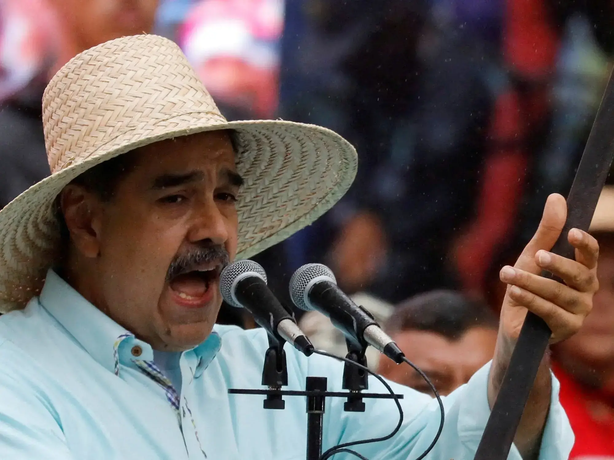 El presidente de Venezuela, Nicolás Maduro, sostiene una espada que perteneció a Ezequiel Zamora.