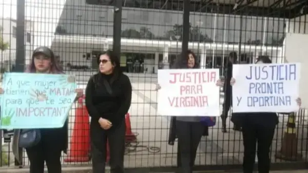 Protesta exigiendo justicia por Virginia Cruz.