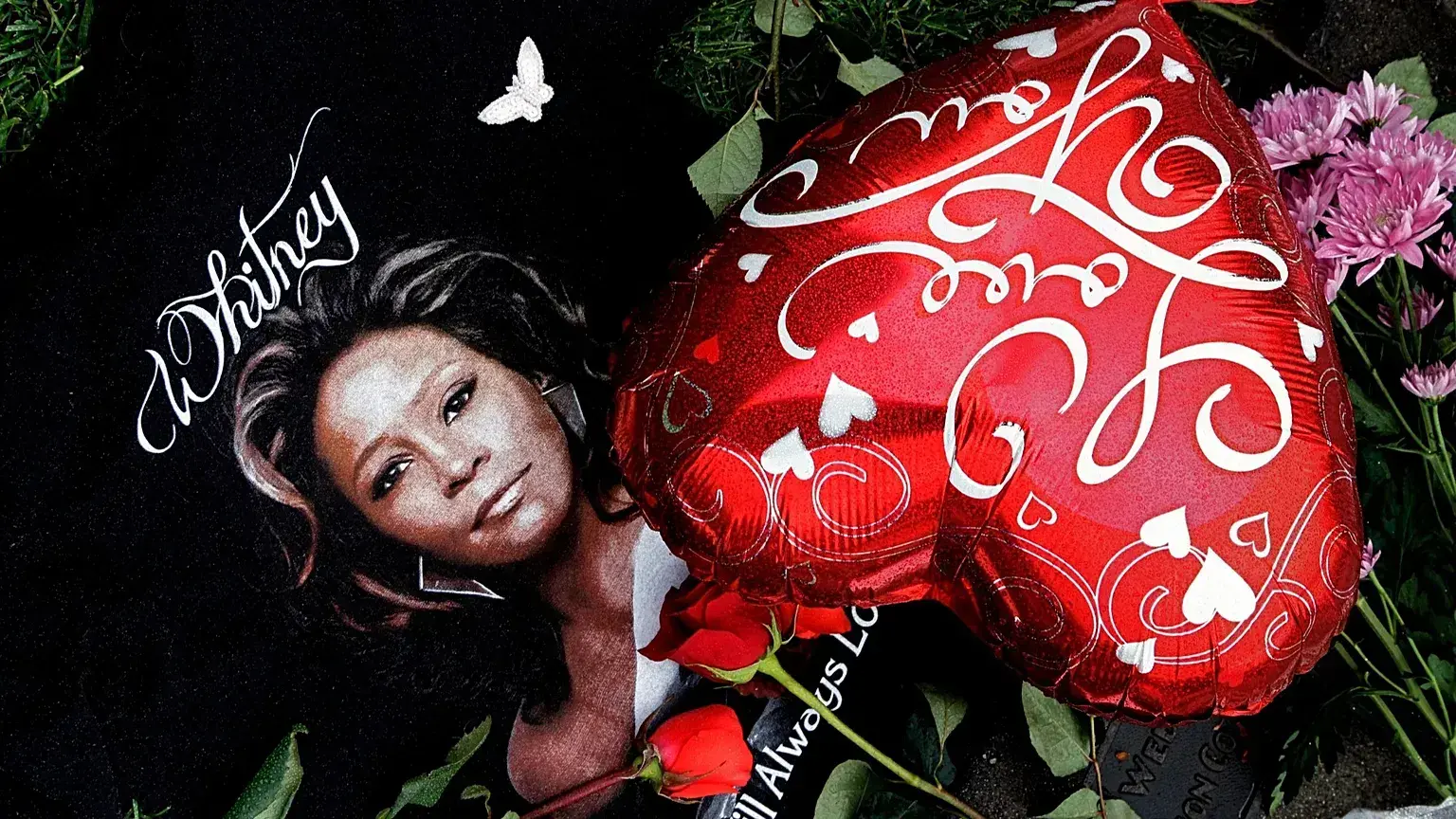 Objetos se exhiben junto a una imagen de Whitney Houston durante un acto en memoria de la estrella fallecida en California.