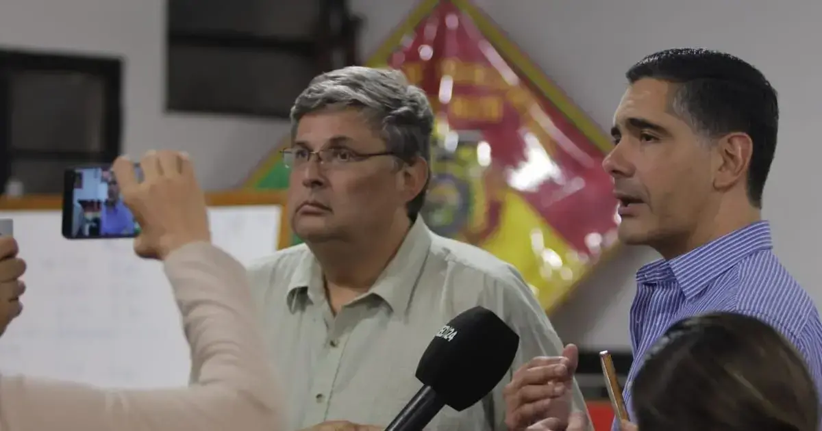 El ministro Mario Óscar Justiniano en reunión con el transporte cruceño