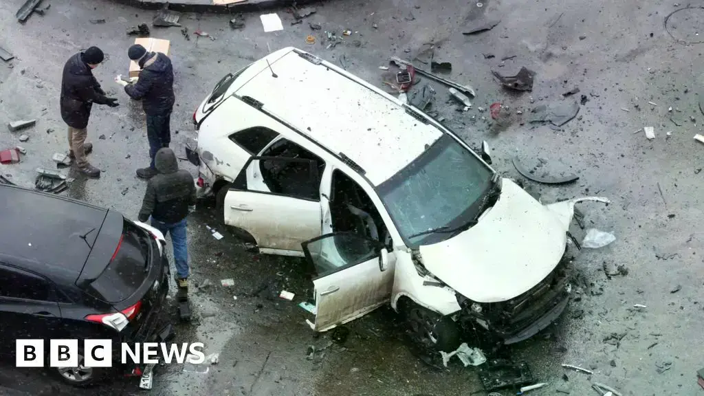 Investigadores trabajan en la escena de la explosión en un aparcamiento de Moscú.