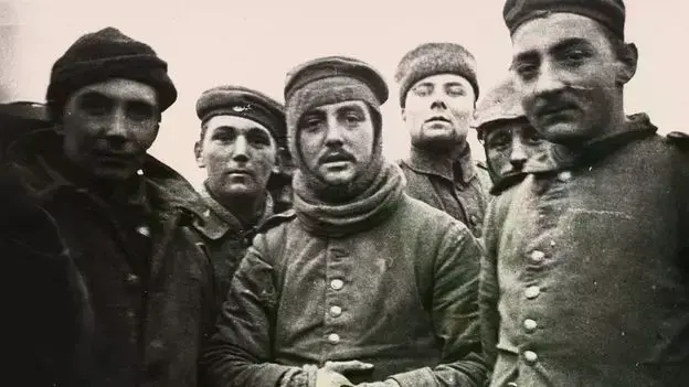 Ilustración de soldados británicos y alemanes fraternizando durante la Tregua de Navidad de 1914.