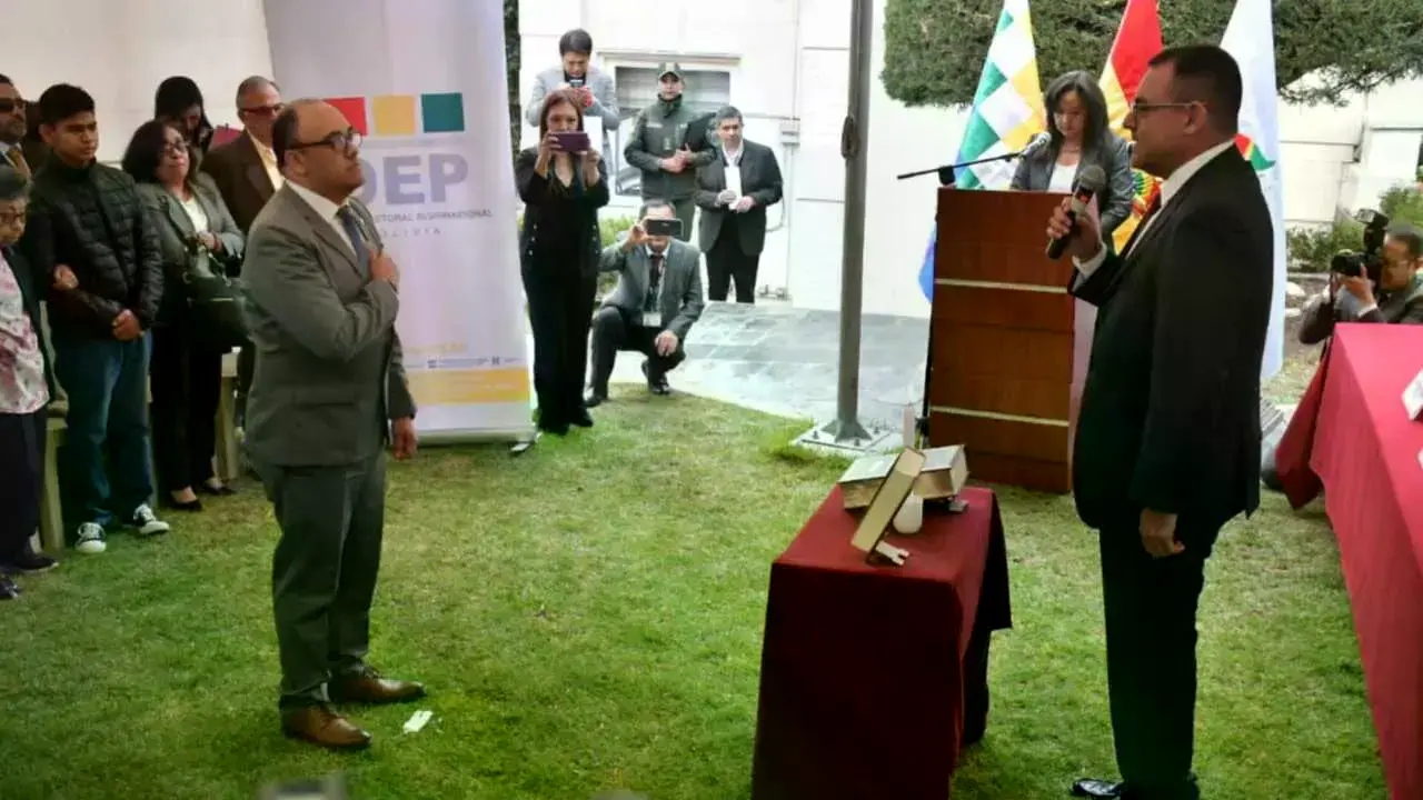El vocal Gustavo Ávila jura como nuevo presidente del TSE.