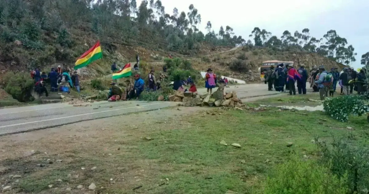 Una de las vías bloqueadas en Sucre.