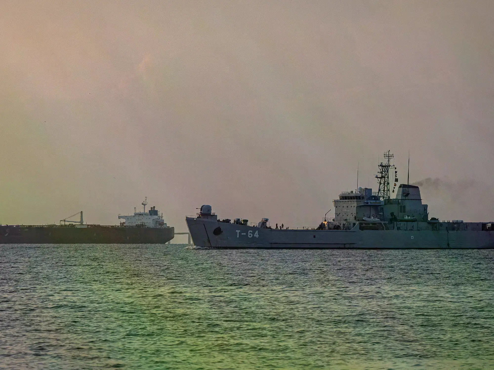 Un buque de patrulla naval de la Armada desde el malecón del Lago de Maracaibo.