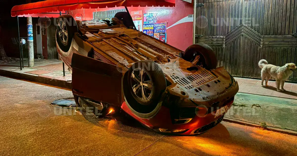 Vehículo volcado en la calle tras un choque.