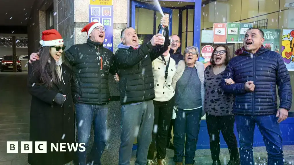 Vecinos de La Bañeza celebran el premio de la Lotería de Navidad.