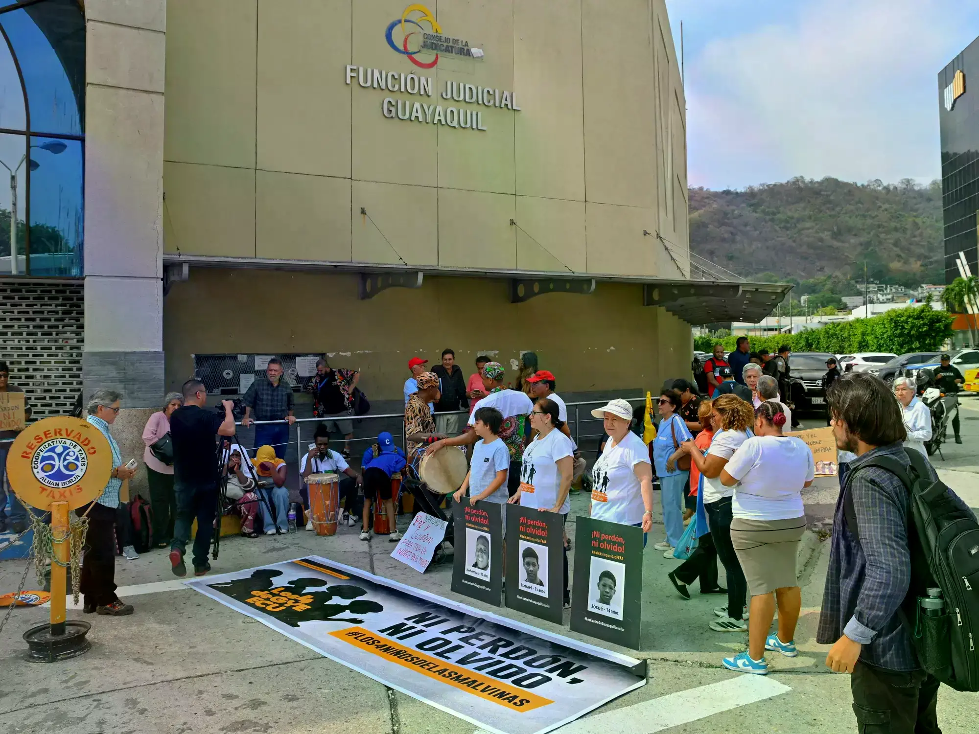Manifestantes se reúnen frente a una Unidad Judicial Penal en Guayaquil y exigen Justicia.