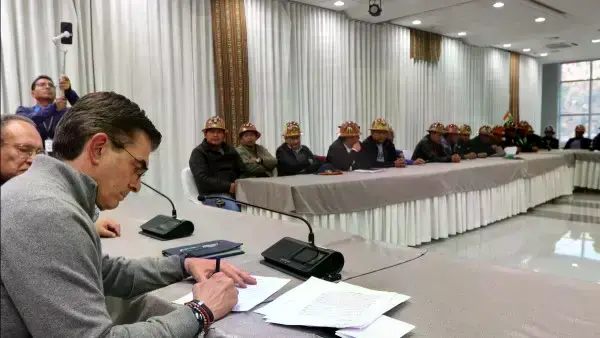 Presidente Paz firma acta con los mineros de Fencomin