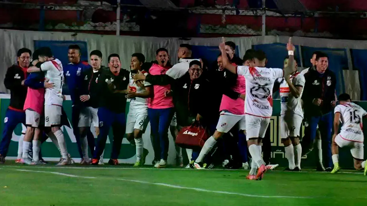 Jugadores de Nacional Potosí celebran uno de los goles.