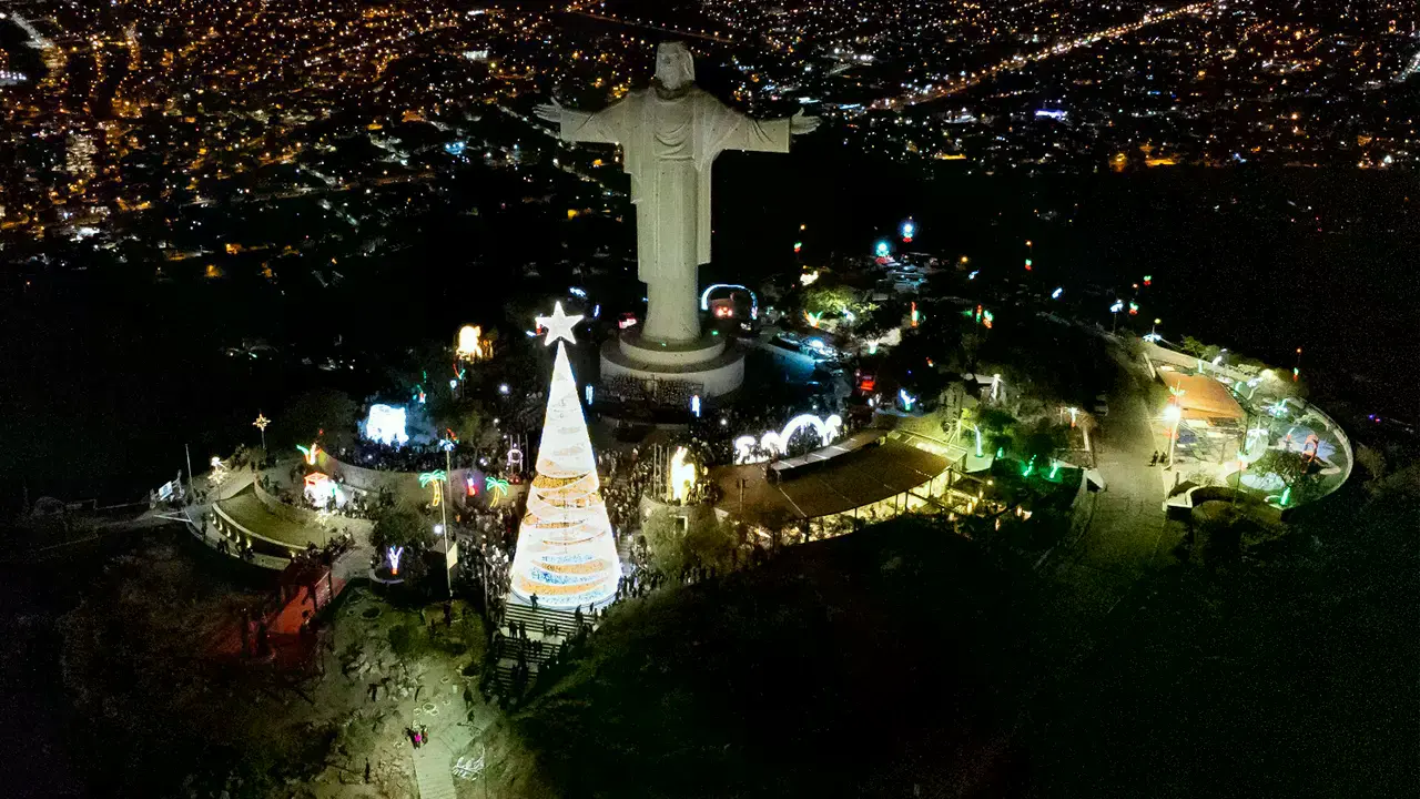 Focos de Navidad encendidos en El Cristo.