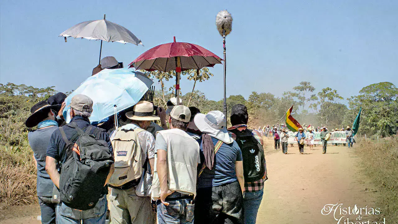 El equipo de producción de "Caminos de Lucha", durante la filmación.