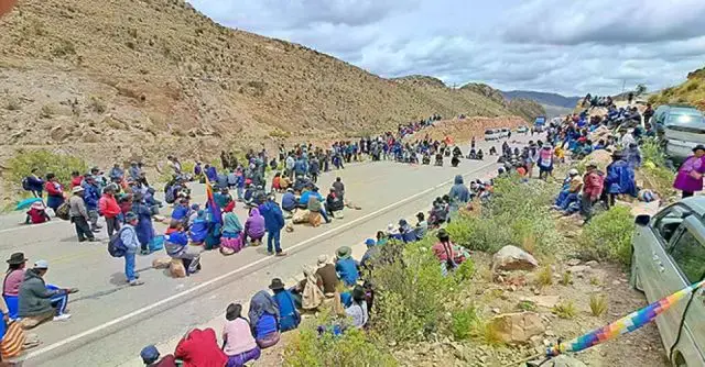 Bloqueo en la zona Jaka'awito, municipio de Camargo, sobre la carretera Tarija - Potosí.