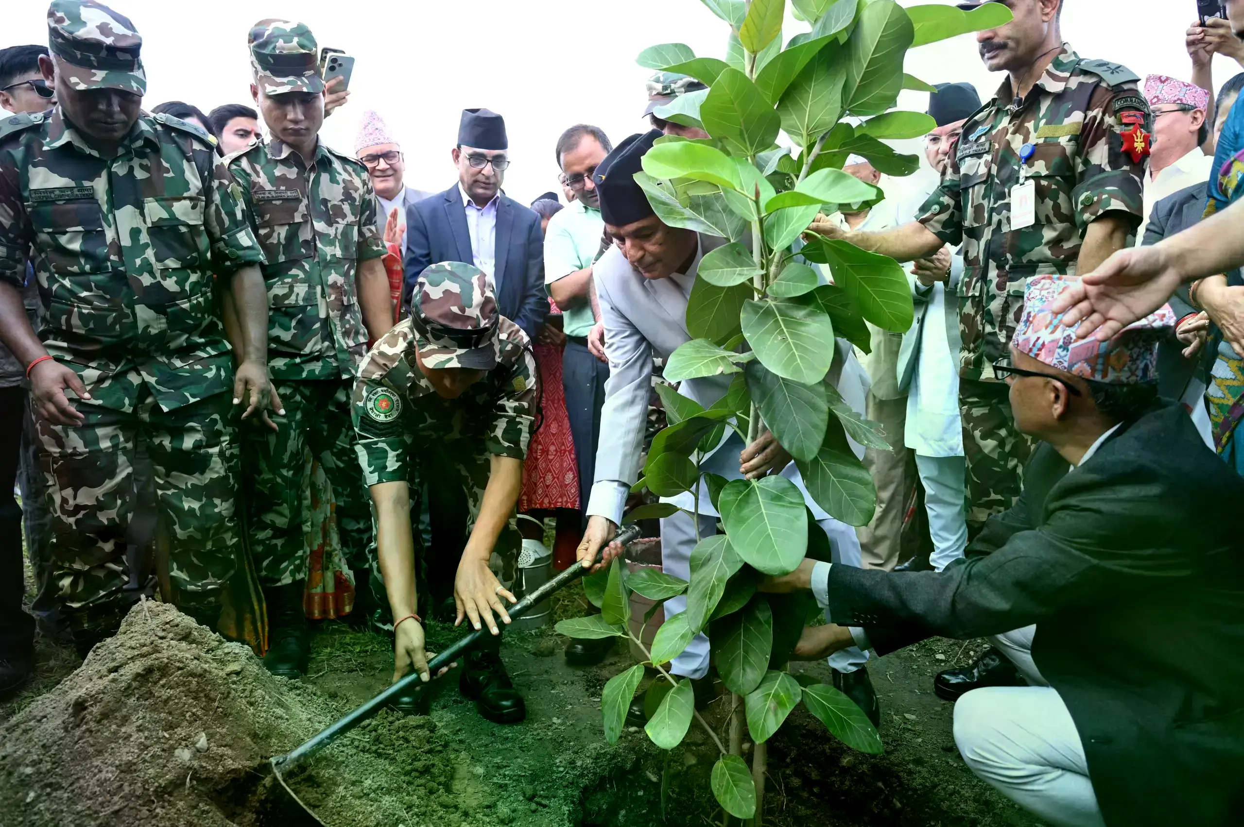 Hasta Bahadur Sathighare Magar en el bosque comunitario de Muse Danda.