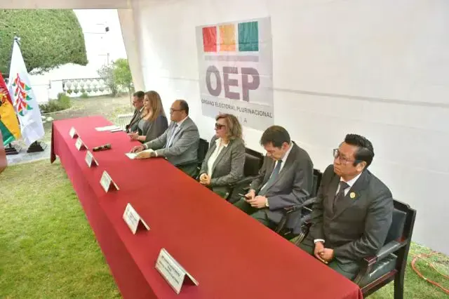 Los nuevos vocales del TSE durante el acto de posesión.