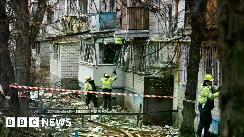 Emergencias trabajan en un edificio residencial dañado por un dron en Kiev
