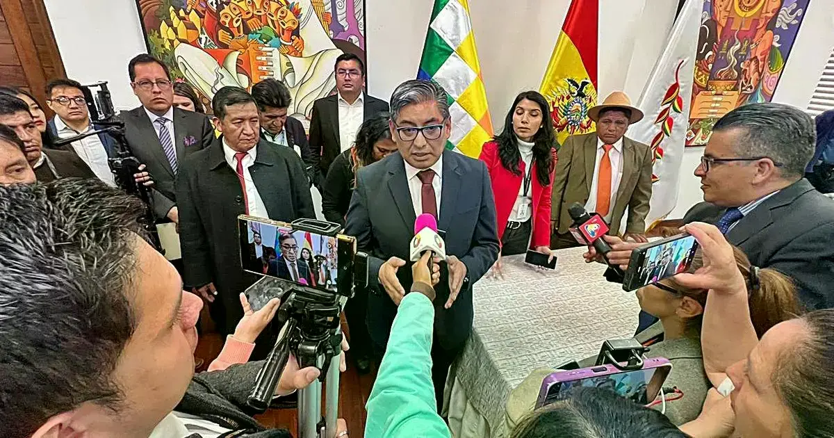 El viceministro Linares conversa con periodistas.