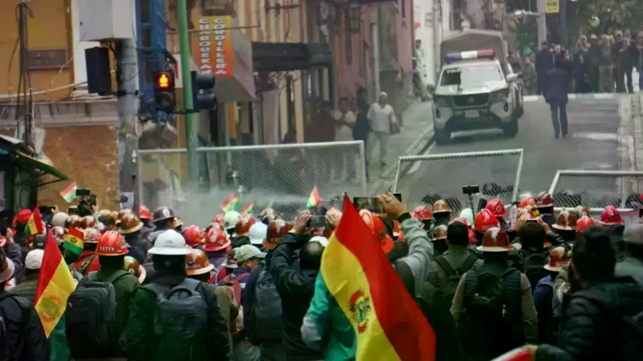 Enfrentamientos entre policías y mineros de la COB.