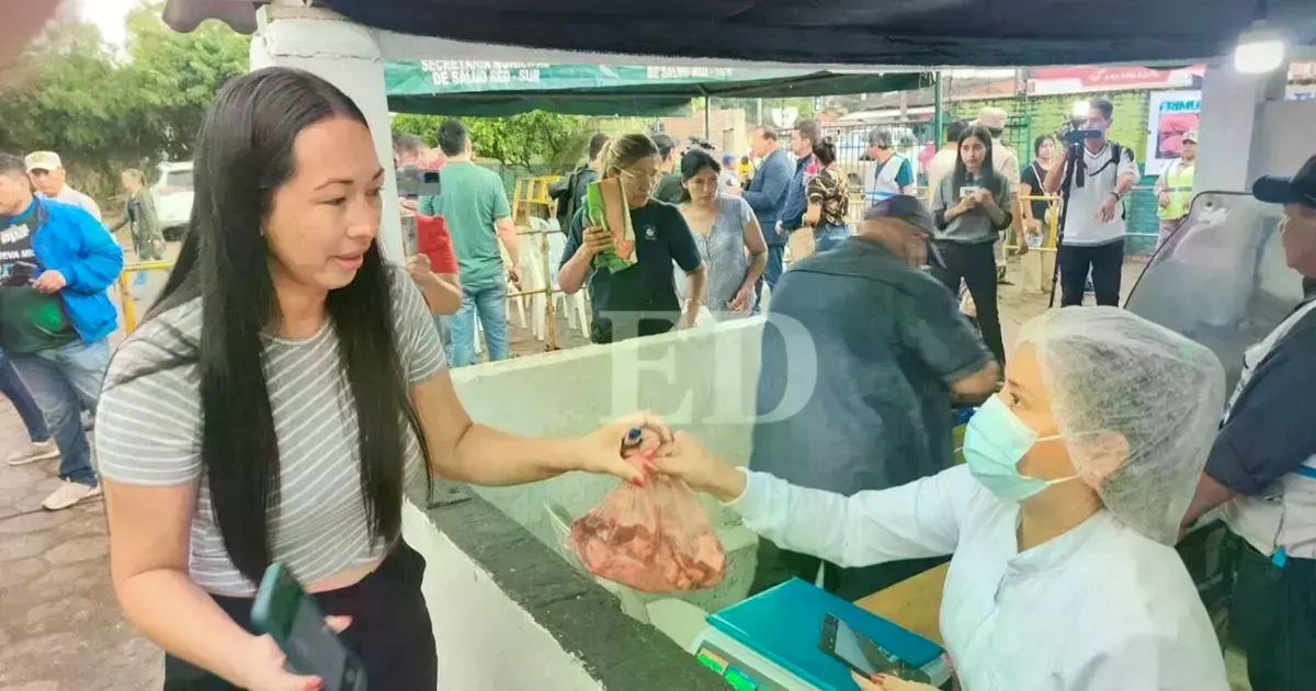 Personas hacen fila para comprar carne a precio reducido en el Frigorífico Municipal.
