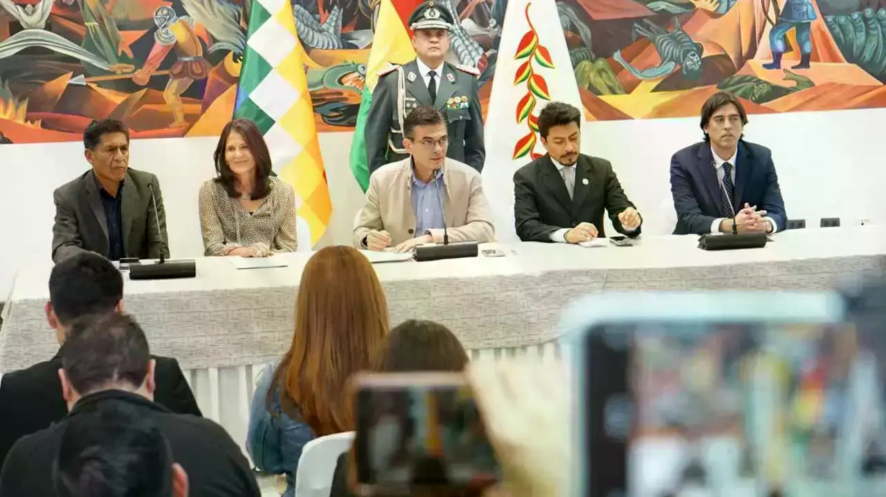 El presidente Rodrigo Paz (c), en conferencia de prensa.