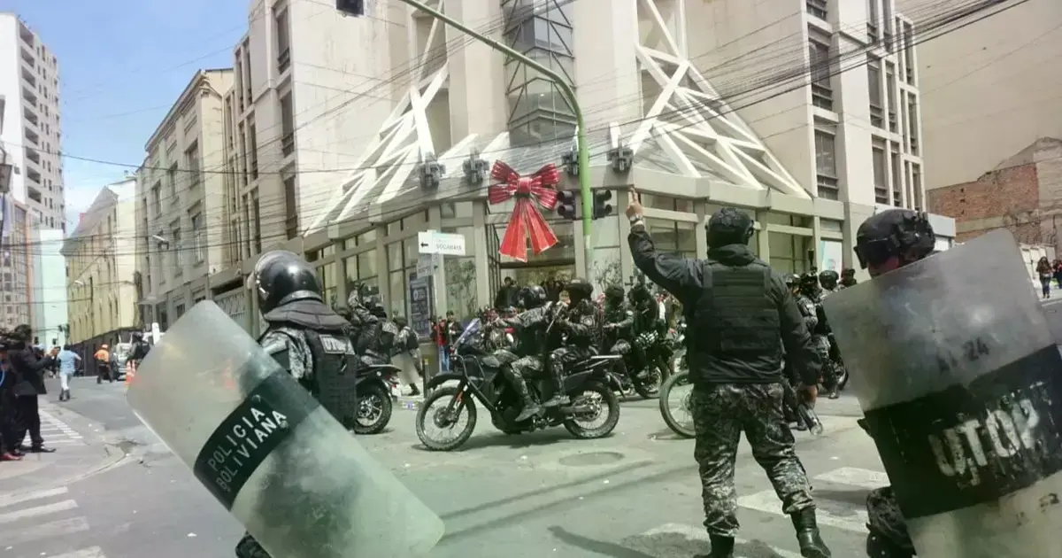 Policías heridos son evacuados durante los enfrentamientos