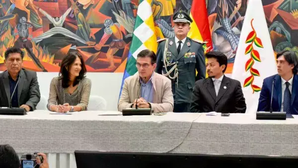 Presidente Rodrigo Paz acompañado de los ministros de Estado.