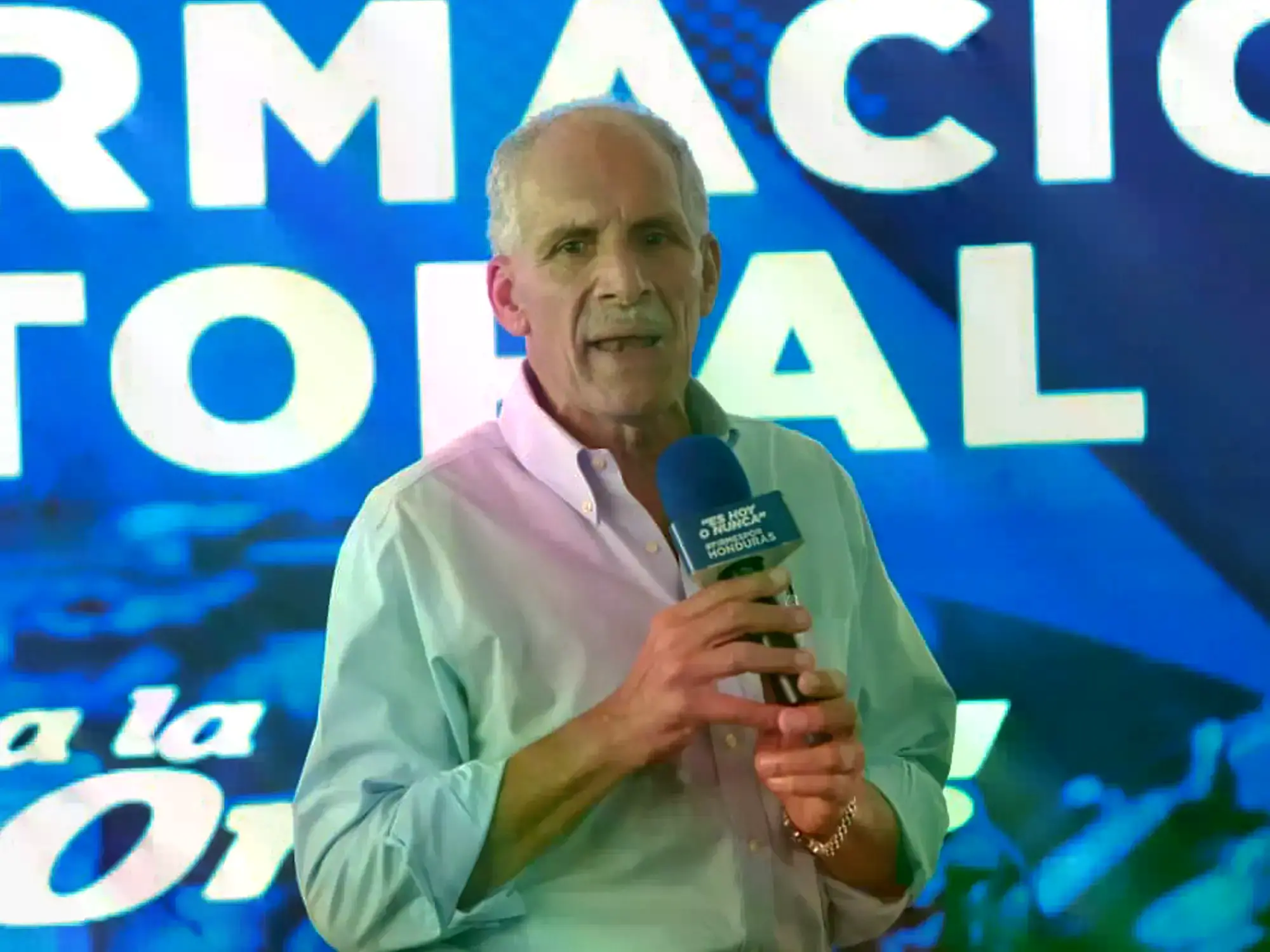 El candidato Nasry Asfura hablando durante un evento en Tegucigalpa.