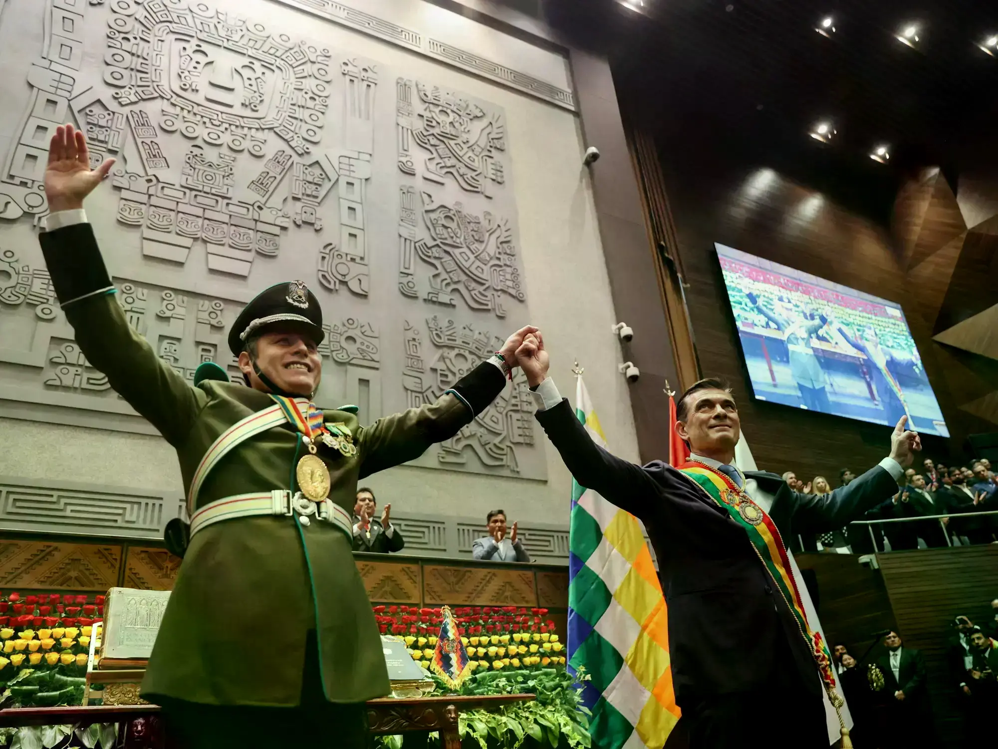 El presidente de Bolivia, Rodrigo Paz, y el vicepresidente, Edmand Lara, durante la ceremonia de juramentación.