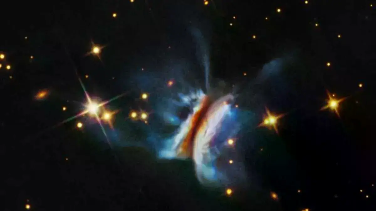 Imagen del telescopio Hubble que muestra el disco protoplanetario IRAS 23077+6707, visto de canto.