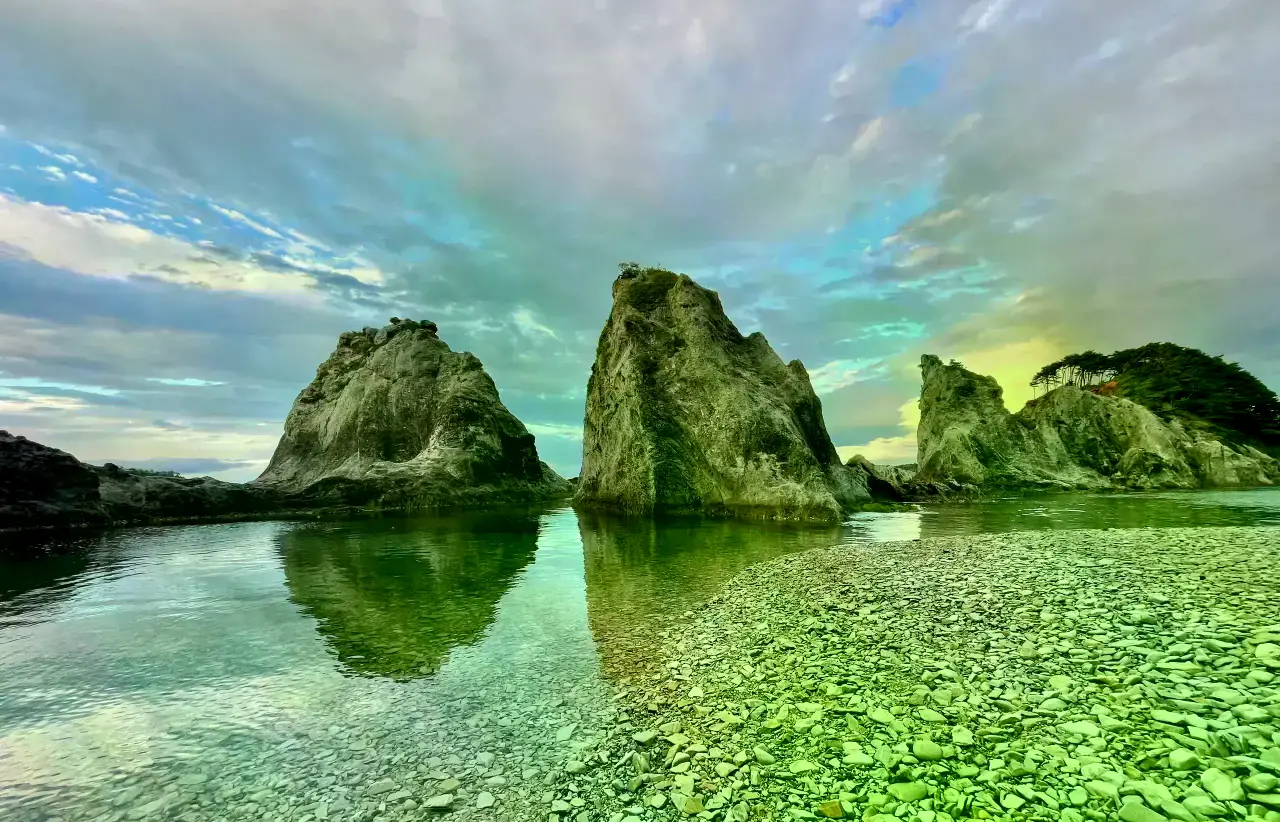 Espigas blancas de riolita en la playa de Jodogahama, Japón, parte del Parque Nacional Sanriku Fukkō.