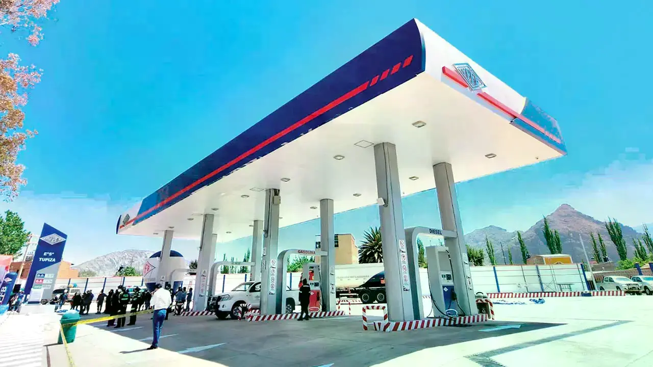 Una estación de servicio de venta de gasolina y diésel.