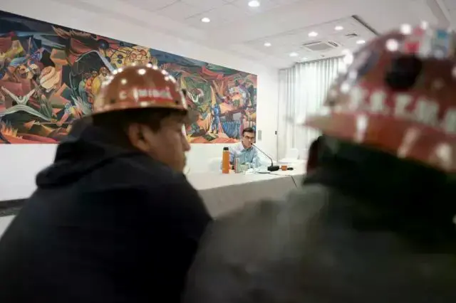 Los dirigentes de la COB y el presidente Rodrigo Paz, durante su reunión de este martes.